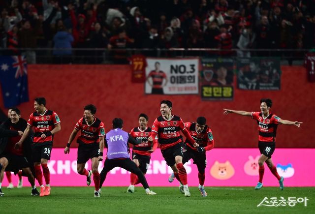포항 김인성(오른쪽 2번째)이 11월 30일 서울월드컵경기장에서 열린 울산과 ‘2024 하나은행 코리아컵’ 결승전 연장 후반 결승골을 뽑은 뒤 벤치로 달려가며 환호하고 있다. 상암｜주현희 기자 teth1147@donga.com