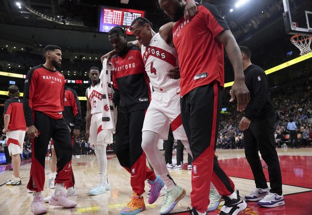 토론토 스카티 반즈(4번)가 10일(한국시간) 캐나다&nbsp;스코티아뱅크 아레나에서 열린 2024~2025&nbsp;NBA&nbsp;정규리그 뉴욕과&nbsp;홈경기 3쿼터 도중 동료들의 도움을 받아 경기장을 빠져나가고 있다. 토론토(캐나다)｜AP뉴시스