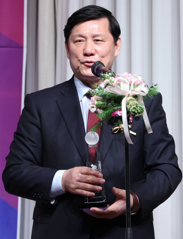 허구연 KBO 총재가 10일 오전 서울 강남구 리베라호텔에서 열린 2024 뉴트리디데이 일구상 시상식에서 일구대상을 수상한 뒤 소감을 밝히고 있다. 뉴시스