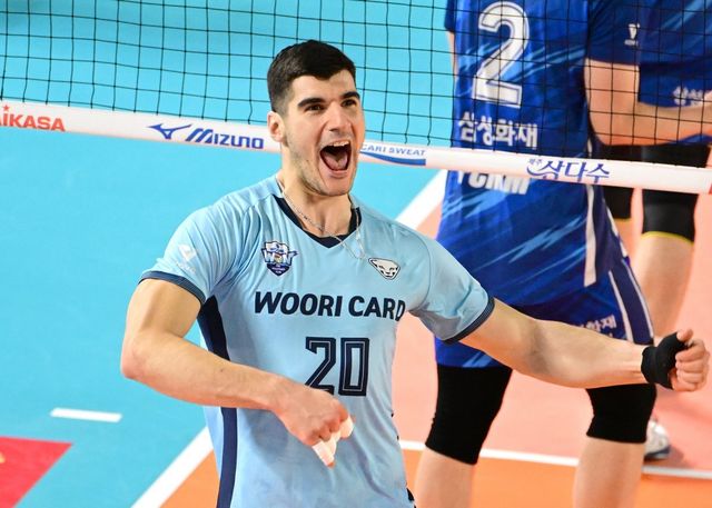 우리카드의 대체 외국인 공격수 니콜리치(20번)가 7일 삼성화재와의 V리그 원정경기에서 득점한 뒤 환호하고 있다. 사진제공｜KOVO