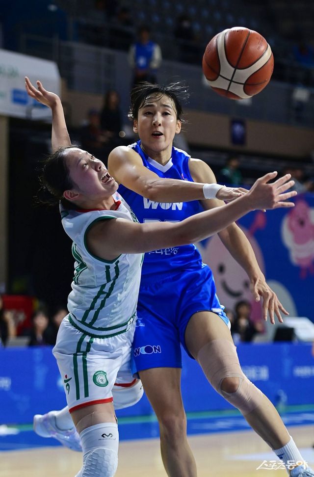 우리은행 김단비(오른쪽)가 11일 아산이순신체육관에서 열린 ‘하나은행 2024-2025 여자프로농구’ 하나은행과 홈경기 도중 상대 박소희의 슛을 블록하고 있다. 아산｜주현희 기자 teth1147@donga.com
