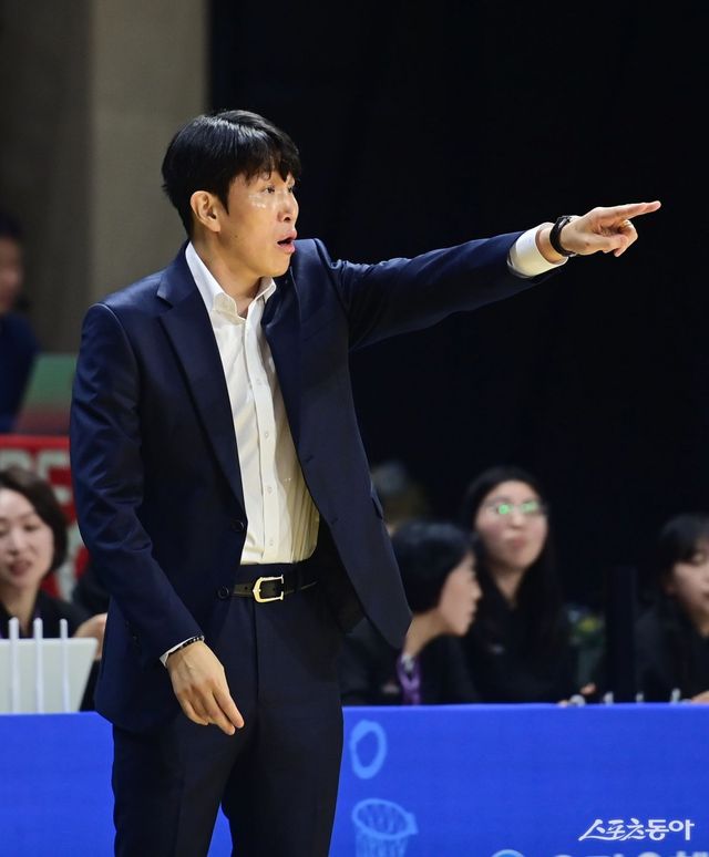 11일 아산 이순신체육관에서 열린 ‘하나은행 2024-2025 여자프로농구’ 아산 우리은행과 부천 하나은행의 경기에서 우리은행 위성우 감독이 선수들에게 작전을 지시하고 있다. 아산｜주현희 기자 teth1147@donga.com