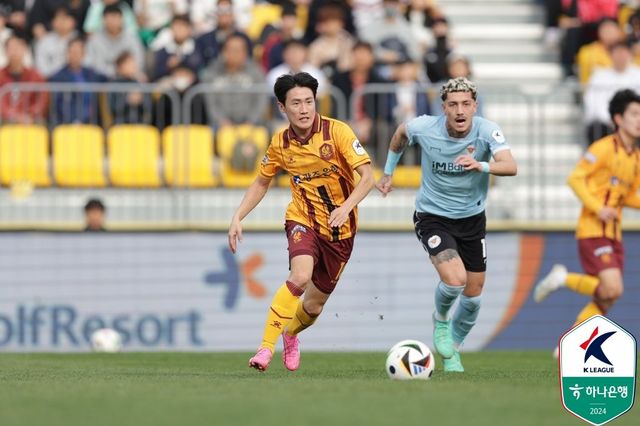 광주 이희균(왼쪽)은 ‘하나은행 K리그1 2024’에서 커리어 하이를 찍었지만, 여전히 배가 고프다. 금호고와 광주에서 한솥밥을 먹은 선배 나상호, 친구 엄원상, 후배 엄지성처럼 태극마크를 다는 게 목표다. 사진제공｜한국프로축구연맹