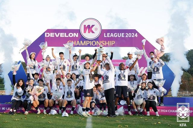 수원FC 선수단이 11월 9일 화천생활체육경기장에서 열린 ‘현대제철 2024 WK리그’ 챔피언 결정전에서 통합우승을 달성한 뒤 시상식에서 환호하고 있다. 사진제공｜대한축구협회