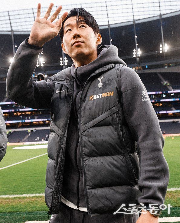 토트넘 주장 손흥민이 1년 연장 옵션을 먼저 활성화한 뒤 2년 재계약 협상에 나설 것이란 영국 매체의 보도가 11일(한국시간) 나왔다. 사진제공｜토트넘 SNS