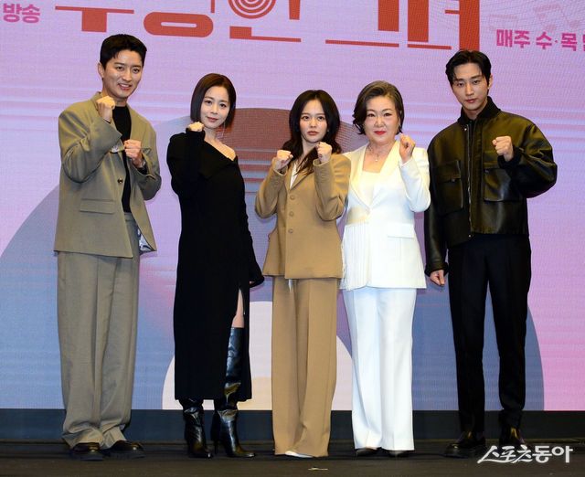 12일 서울 마포구 스탠포드호텔 서울에서 열린 KBS2 새 수목드라마 ‘수상한 그녀’ 제작발표회에서 배우 인교진, 서영희, 정지소, 김해숙,진영이 포토타임을 갖고 있다. 김종원 기자 won@donga.com