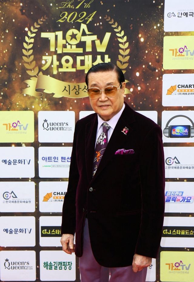 중견 기업인이자 현역 최연장 싱어송라이터 유성호가 5번째 앨범 ‘나는 청춘 세대다’를 내놨다.