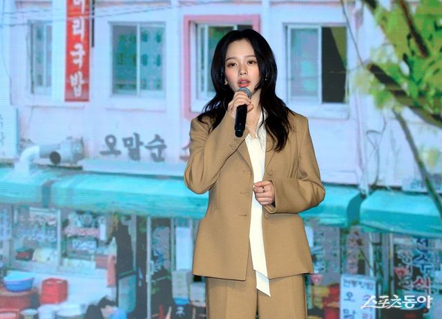 12일 서울 마포구 스탠포드호텔 서울에서 열린 KBS2 새 수목드라마 ‘수상한 그녀’ 제작발표회에서 배우 정지소가 노래를 부르고 있다. 김종원 기자 won@donga.com