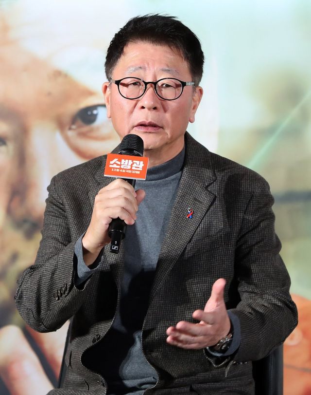 [서울=뉴시스] 김혜진 기자 = 곽경택 감독이 8일 오전 서울 용산구 CGV 용산아이파크몰에서 열린 영화 ‘소방관’ 제작보고회에서 인사말을 하고 있다. 개봉. 2024.11.08. jini@newsis.com