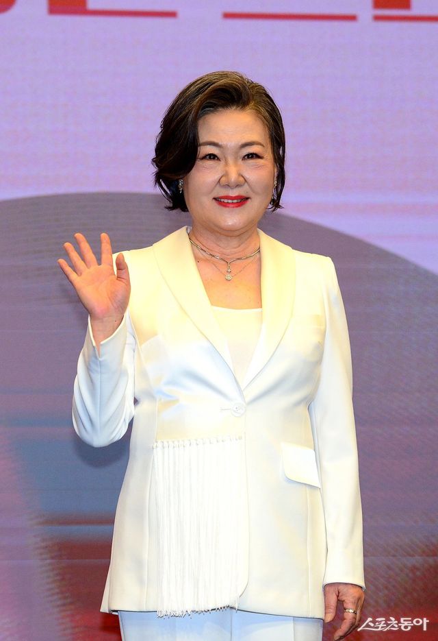 12일 서울 마포구 스탠포드호텔 서울에서 열린 KBS2 새 수목드라마 ‘수상한 그녀’ 제작발표회에서 배우 김해숙이 포토타임을 갖고 있다. 김종원 기자 won@donga.com