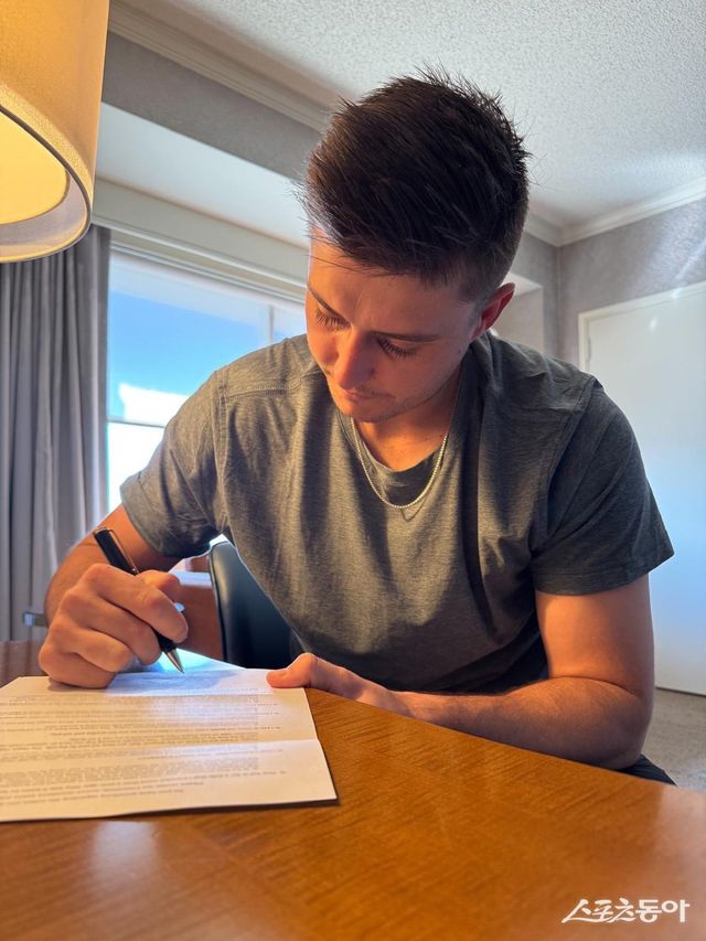 롯데와 계약서에 서명하는 새 외국인투수 터커 데이비슨. 사진제공｜롯데 자이언츠