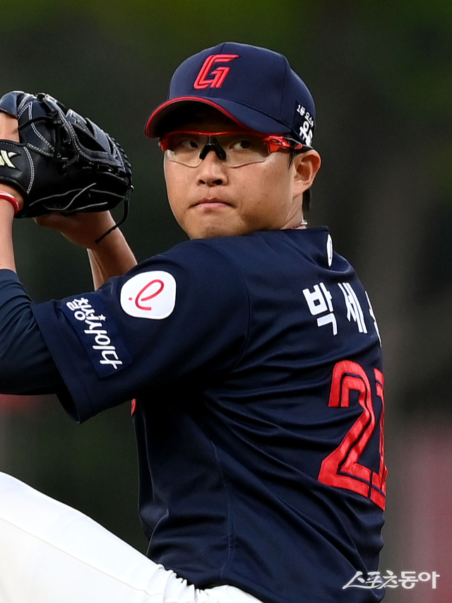 롯데가 ‘안경 쓴 에이스’ 박세웅과 부산 저소득층 학생을 대상으로 2200만 원 상당 안경 440개를 지원했다. 스포츠동아DB