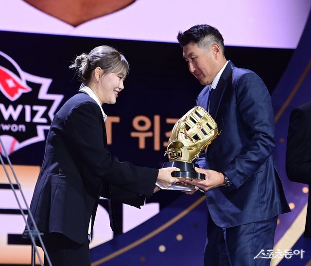 13일 서울 강남구 삼성동 코엑스 오디토리움에서 ‘2024 신한은행 SOL 뱅크 KBO 골든글러브’ 시상식이 열렸다. KT 유한준 코치가 로하스를 대신해 골든글러브 외야수 부문을 수상하고 있다. 주현희 기자 teth1147@donga.com