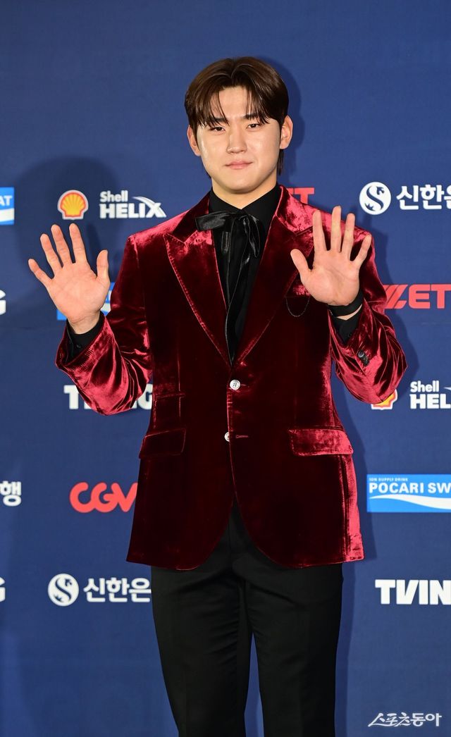 KIA 김도영이 13일 서울 강남구 삼성동 코엑스 오디토리움에서 열린 ‘2024 신한은행 SOL 뱅크 KBO 골든글러브’ 레드카펫에서 포즈를 취하고 있다. 주현희 기자 teth1147@donga.com