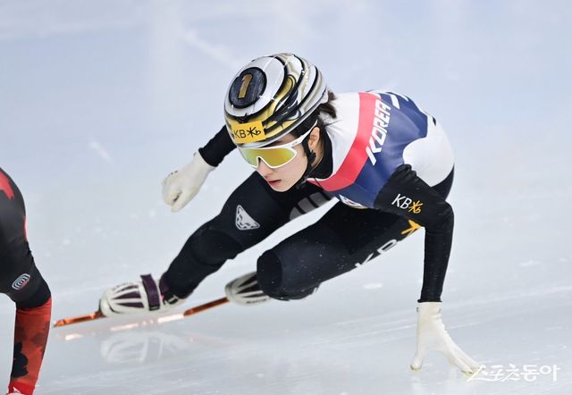 김길리가 15일 목동아이스링크에서 열린 ‘KB금융-ISU 쇼트트랙 월드투어 서울대회’ 여자 500m 준준결선에서 질주하고 있다. 목동｜주현희 기자 teth1147@donga.com