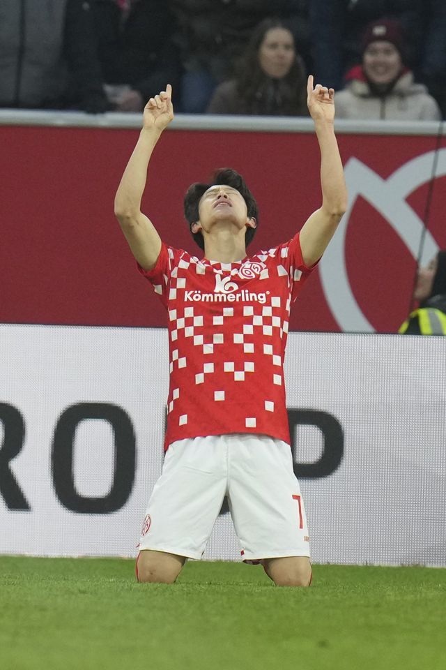 Jae-sung Lee from Mainz celebrates after scoring his side‘s first goal during the Bundesliga soccer match between FSV Mainz 05 and Bayern Munich, at the Mewa Arena in Mainz, Germany, Saturday, Dec. 14, 2024. (Thomas Frey/dpa via AP)