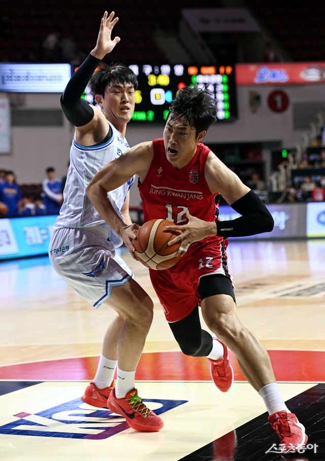 안양 정관장 정효근(오른쪽). 스포츠동아DB