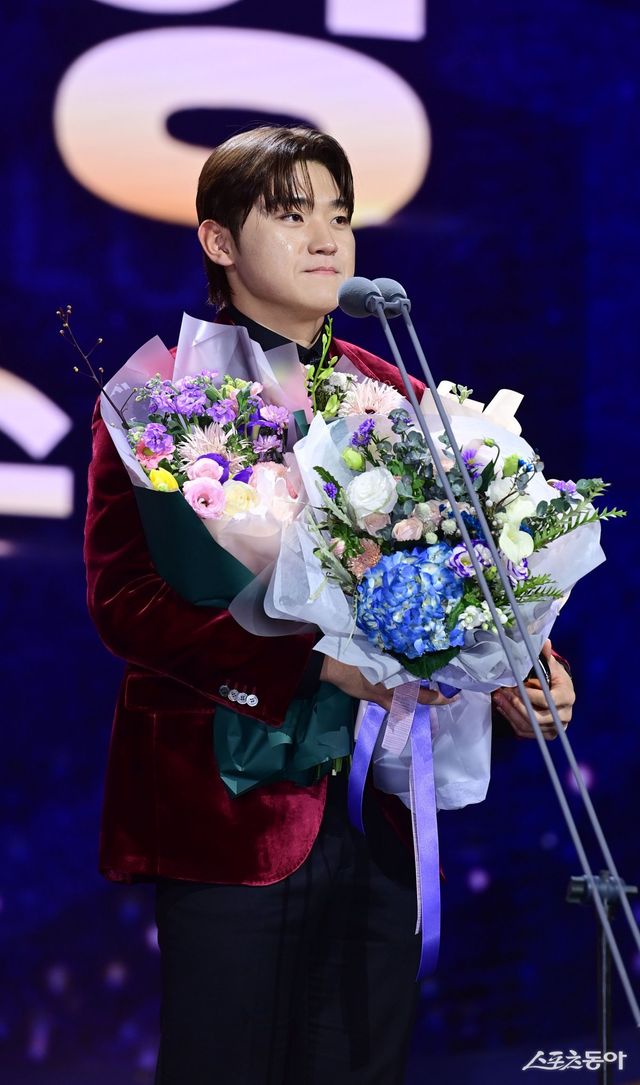 13일 서울 강남구 삼성동 코엑스 오디토리움에서 ‘2024 신한 SOL 뱅크 KBO 골든글러브’ 시상식이 열렸다. 골든글러브 3루수 부문 수상자인 KIA 김도영이 소감을 밝히고 있다. 주현희 기자 teth1147@donga.com