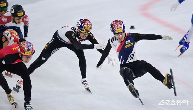 15일 서울 목동동합운동장 목동아이스링크에서 열린 ‘KB금융-ISU 쇼트트랙 월드투어 서울 대회’ 남자 계주 5000m 결승전 경기에서 한국 쇼트트랙 대표팀 박장혁의 터치 과정에서 김태성(오른쪽)이 넘어지고 있다. 목동 ｜ 주현희 기자 teth1147@donga.com