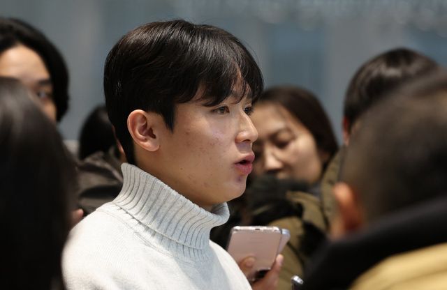 잉글랜드 프리미어리그(PL) 토트넘 홋스퍼에 합류하는 양민혁이 16일 오전 인천국제공항 제2터미널을 통해 영국 런던으로 출국하기 앞서 취재진과 인터뷰하고 있다. 2024.12.16/뉴스1 ⓒ News1