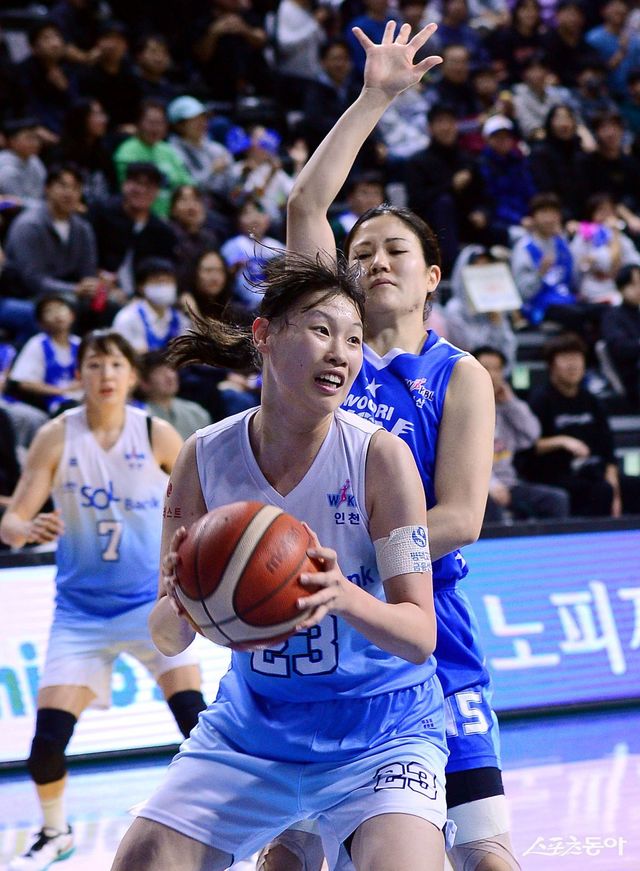 신한은행 홍유순(앞)이 16일 아산이순신체육관에서 열린 우리은행과 원정경기 도중 골밑 공략을 시도하고 있다. 홍유순은 이날 여자프로농구 역대 신인 최다인 4연속경기 더블-더블로 팀 승리에 앞장섰다. 아산｜김민성 기자 marineboy@donga.com