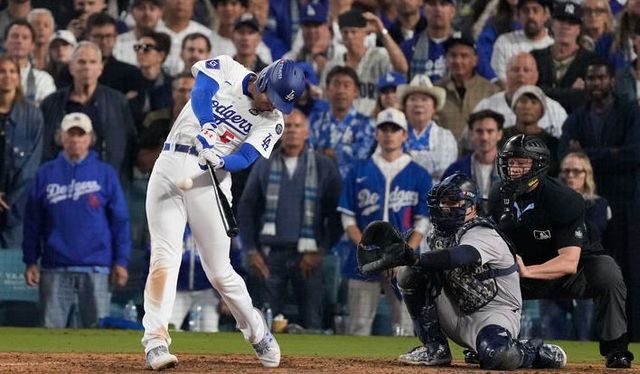 지난 10월26일 미국 캘리포니아주 로스앤젤레스 다저스타디움에서 벌어진 뉴욕 양키스와 LA 다저스의 MLB 월드시리즈 1차전에서 LA 다저스 프레디 프리먼이 10회말 만루홈런을 날리고 있다. 이 공은156만 달러에 낙찰돼 역대 3번째 비싸게 팔린 야구공으로 기록됐다. 스포츠동아DB