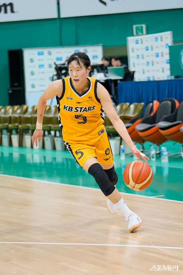 KB스타즈 양지수가 17일 부천체육관에서 열린&nbsp;삼성생명과 WKBL&nbsp;퓨처스리그 A조 1차전서 드리블을 하고 있다. 사진제공｜WKBL