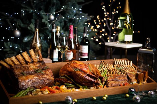 제주신화월드의 뷔페 ‘스카이온 파이브 다이닝’. 24일과 25일, 31일에 세계 3대 진미로 꼽히는 트러플, 푸아그라, 캐비아로 구성한 웰컴 디시를 제공한다 사진제공｜제주신화월드