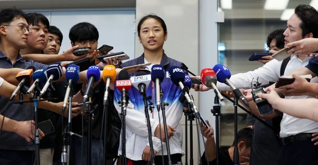 2024 파리 올림픽 배드민턴 여자 단식에서 금메달을 획득한 안세영이 지난 8월7일 인천국제공항 제2여객터미널을 통해 귀국한 뒤 취재진 질문에 답하고 있다. 스포츠동아DB