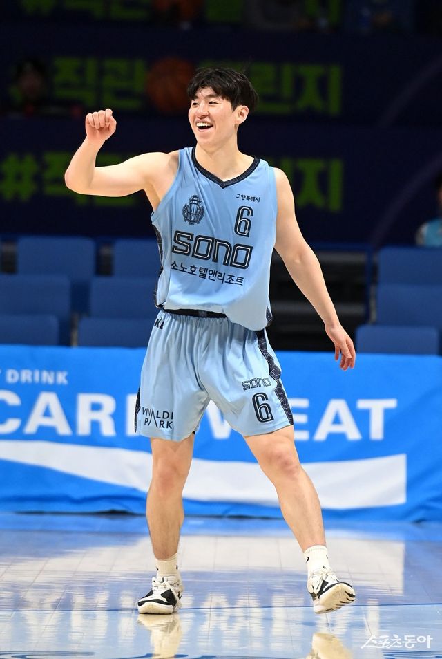 소노 이정현이 18일 고양소노아레나에서 벌어진 KT와 홈경기 도중 3점슛을 터트린 뒤 웃고 있다. 고양｜김종원 기자 won@donga.com