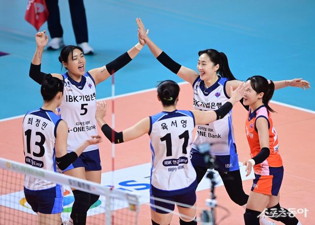 IBK기업은행 선수들이 18일 장충체육관에서 열린 GS칼텍스와 원정경기 도중 득점한 뒤 서로 격려하고 있다. 장충｜주현희 기자 teth1147@donga.com