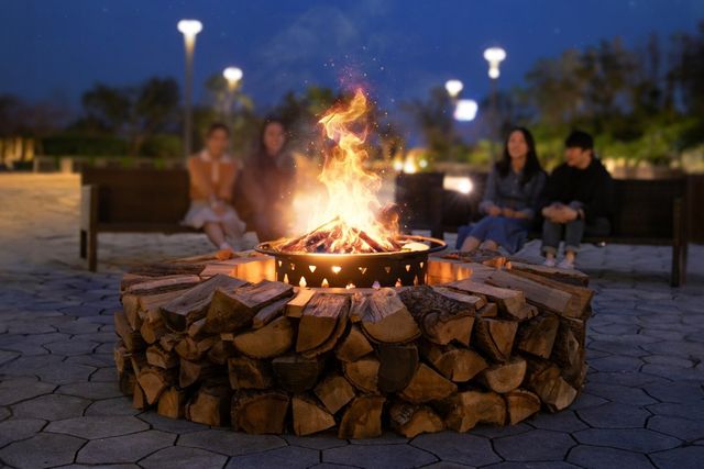 겨울 밤 모닥불을 바라보며 힐링을 즐기는 제주신화월드의 ‘놀멍 쉬멍 불멍’ 이벤트 사진제공｜제주신화월드