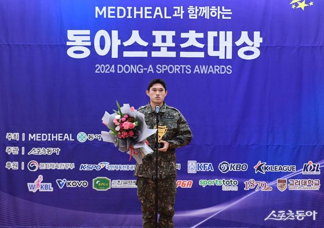 스포츠동아가 동아일보, 채널A와 공동으로 주최하고 국내 5대 프로스포츠(프로야구·프로축구·남녀프로농구·남녀프로배구·남녀프로골프) 종목별로 올 한해를 빛낸 최고의 선수를 선정하는 ‘메디힐과 함께하는 2024 동아스포츠대상‘ 시상식이 2일 서울 성북구 고려대학교 백주년기념관에서 개최됐다. 프로축구 올해의 선수상을 수상한 이동경(김천 상무)이 소감을 말하고 있다. 주현희 기자 teth1147@donga.com