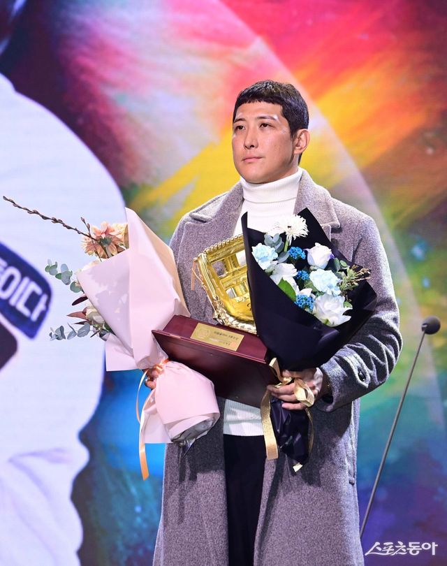 1일 서울 용산구 한남동 그랜드하얏트 서울에서 열린 한국프로야구선수협회 ‘2024 컴투스프로야구 리얼글러브 어워드’에서 리얼글러브상 3루수 부문 KT 황재균이 기념 촬영을 하고 있다. 주현희 기자 teth1147@donga.com
