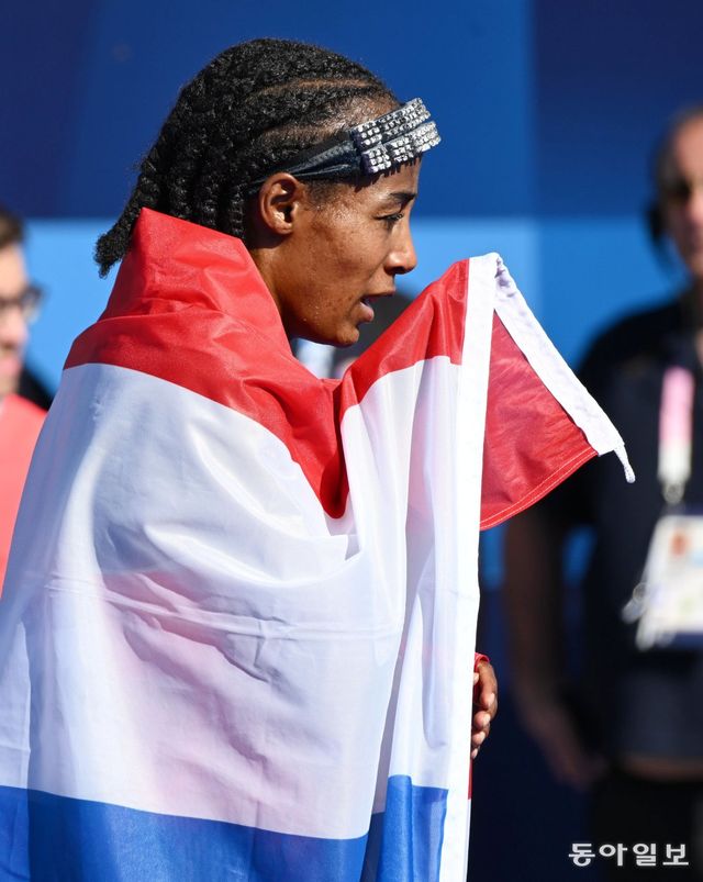 11일 오전(현지시간) 2024 파리올림픽 여자 마라톤이 열린 프랑스 파리 앵발리드에서 네덜란드의 시판 하산이 올림픽 신기록(2시간22분55초)을 세우며 결승선을 통과 후 환호하고 있다. 2024.8.11 파리=올림픽사진공동취재단/SS