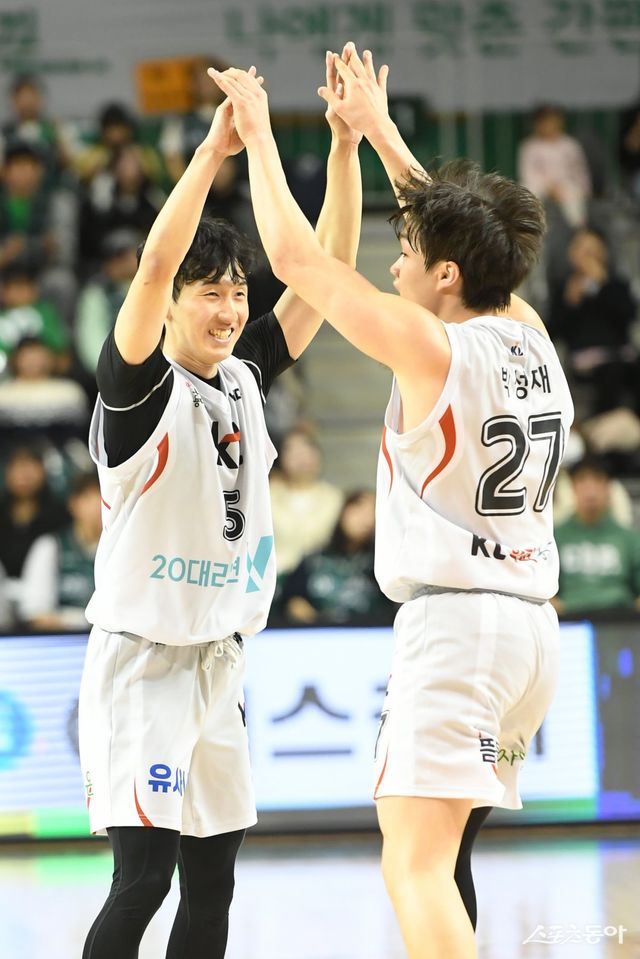 KT 박성재(오른쪽)가 22일 원주종합체육관에서 열린 DB전 2쿼터 도중 3점슛을 넣은 뒤 최진광과 하이파이브하고 있다. 사진제공｜KBL