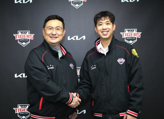 KIA 임기영(오른쪽)과 심재학 단장. 사진제공｜KIA 타이거즈