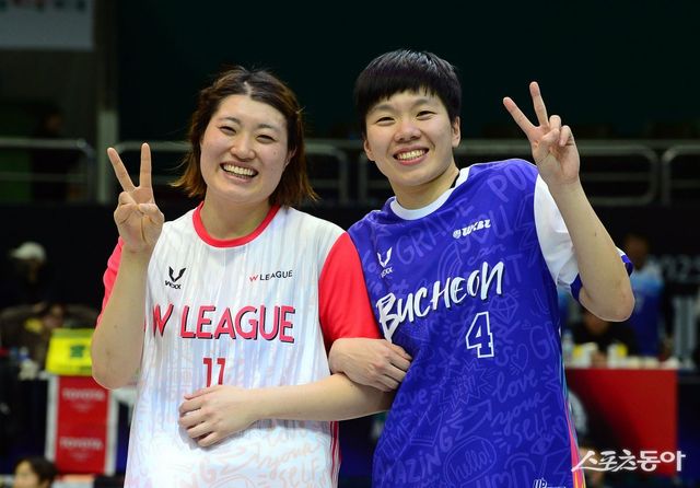 22일 부천체육관에서 열린 ‘하나은행 2024-2025 여자프로농구 올스타 페스티벌’ 한국 올스타-일본 올스타의 경기 후 MVP를 수상한 진안(오른쪽)과 오카모토 미유가 기념 촬영을 하고 있다. 부천｜김민성 기자 marineboy@donga.com