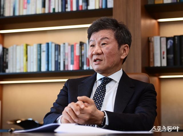 최근&nbsp;서울&nbsp;신문로 포니정재단빌딩 HDC&nbsp;집무실에서 스포츠동아와 만난 정몽규 KFA 회장.&nbsp;주현희 기자 teth1147@donga.com