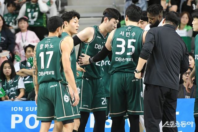 DB 강상재(왼쪽 3번째)가 22일 원주종합체육관에서 열린 KT와 홈경기 1쿼터 도중 부상을 입은 뒤 동료들의 도움을 받아 벤치로 물러나고 있다. 종아리 근육 손상으로 2~3주 정도 출전이 어려울 전망이다. 사진제공｜KBL