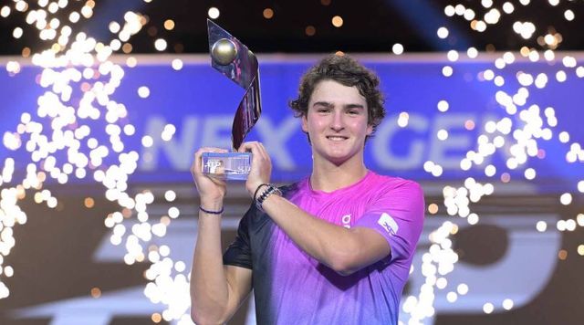 주앙 폰세카가 22일(현지시간) 사우디아라비아 제다에서 열린 ATP 넥스트 제너레이션 파이널스에서 무패로 우승한 뒤 트로피를 들고 포즈를 취하고 있다. 사진출처 ㅣ ATP 홈피 캡처