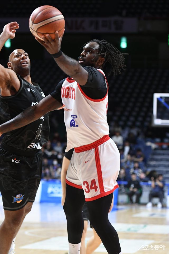 SK 자밀 워니(오른쪽)가 29일 사직체육관에서 열린 KCC와 원정경기 도중 골밑 득점을 시도하고 있다. 사진제공｜KBL