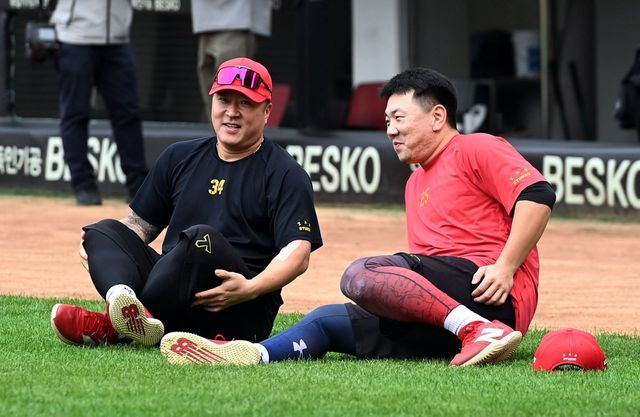 KIA 최형우(왼쪽)와 이우성. 스포츠동아DB