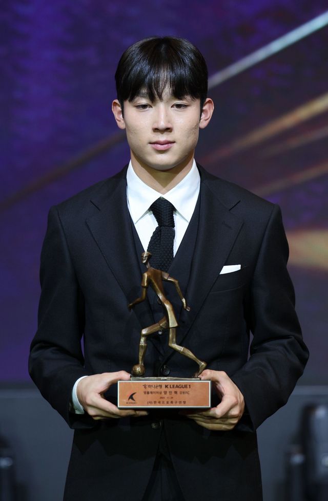 강원 양민혁은 11월 29일 서울 홍은동 스위스그랜드호텔에서 열린 ‘하나은행 K리그 2024 대상 시상식’에서 영플레이어상을 받았다. 뉴시스