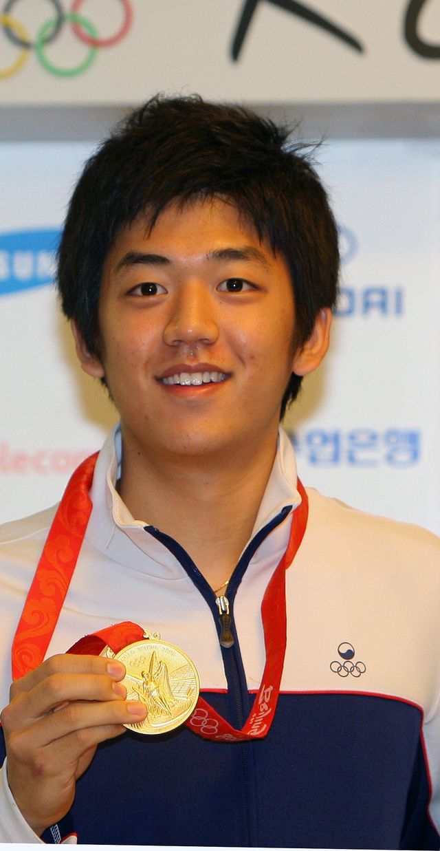 이용대가 한국인 10번째로 세계배드민턴연맹(BWF) 명예의 전당에 헌액됐다. BWF는 이용대를 “역대 가장 재능 있는 복식 선수”라고 평가했다. 사진은 2008 베이징올림픽 당시 혼합복식 금메달을 목에 건 이용대. 스포츠동아DB