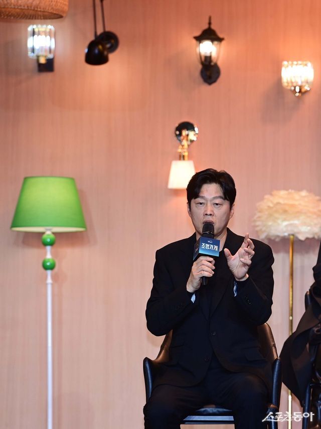 배우 김희원이 3일 서울 강남구 삼성동 코엑스컨벤션센터에서 열린 디즈니플러스 ‘조명가게’ 제작발표회에서 질문에 답하고 있다. 주현희 기자 teth1147@donga.com