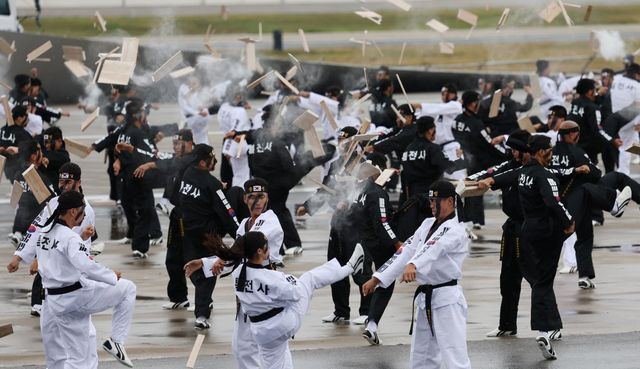 지난 10월 1일 성남 서울공항에서 열린 건군 제76주년 국군의날 기념식에서 합동 태권도 시범이 펼쳐지고 있다. 스포츠동아DB
