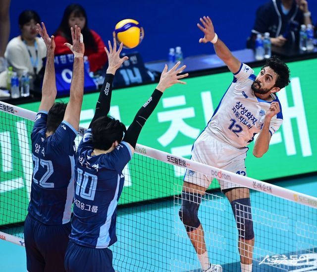 삼성화재 파즐리(오른쪽)가 4일 장충체육관에서 열린 우리카드와 원정경기 도중 블로커들을 피해 스파이크를 터트리고 있다. 장충｜ 주현희 기자 teth1147@donga.com