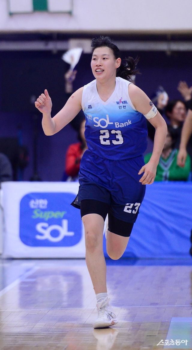 5일 인천 도원체육관에서 열린 ‘하나은행 2024~25 여자프로농구’ 신한은행과 하나은행 경기에서 신한은행 홍유순이 득점에 성공한 후 기뻐하고 있다. 인천 | 김종원 기자 won@donga.com