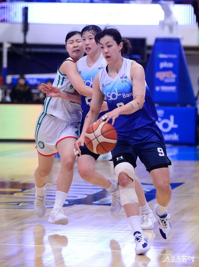 5일 인천 도원체육관에서 열린 ‘하나은행 2024~25 여자프로농구’ 신한은행과 하나은행 경기에서 신한은행 이경은(오른쪽)이 하나은행의 수비를 뚫고 골밑을 공격하고 있다. 인천 | 김종원 기자 won@donga.com